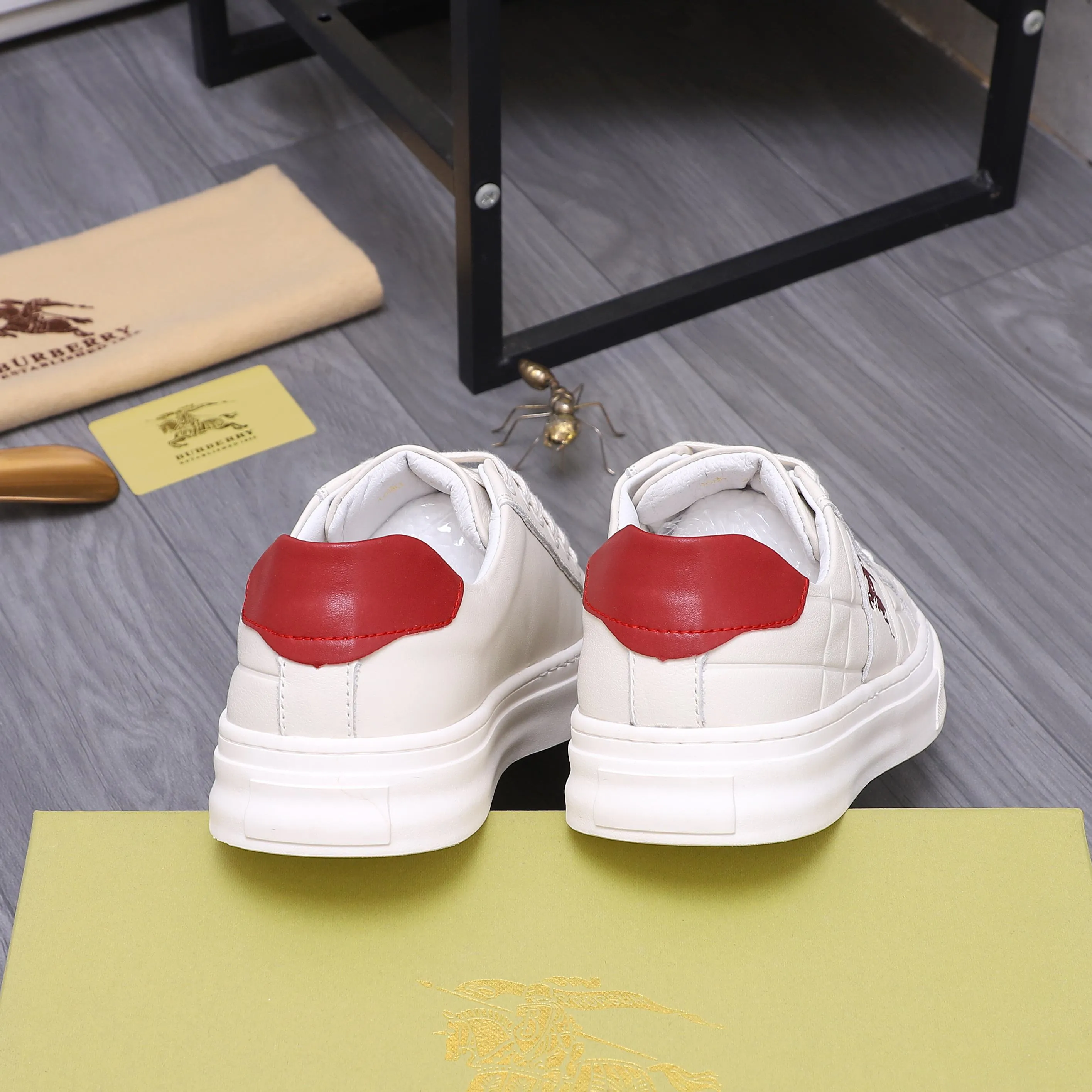 Men's shoes 💰p400 Product trademark: Burberry "Burberry" casual shoes Regular size: 38-44 Product materials: Selected cowhide embossed upper, pigskin lining, rubber outsole